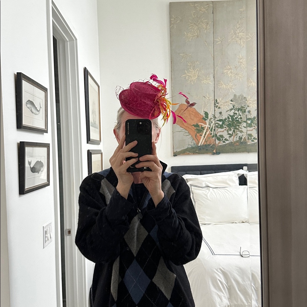Manuela de los Santos Mini Feathered Hat 👒💅 - Picture 10 of 10